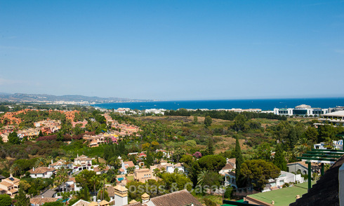 Renovated penthouse apartment for sale with sea views and within walking distance to all amenities and Puerto Banus in Nueva Andalucia, Marbella 30935