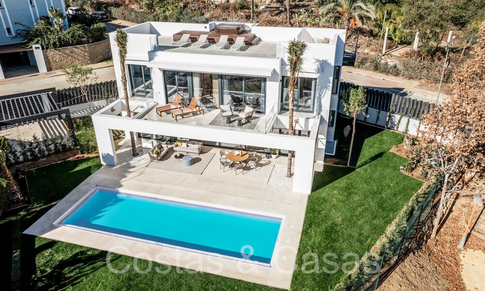 Contemporary luxury villas for sale at walking distance from a prominent golf club, on the New Golden Mile between Marbella and Estepona 69290