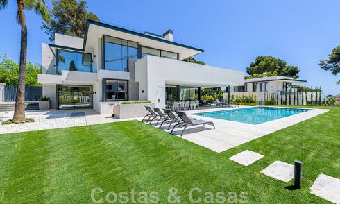 Contemporary, luxury villa for sale close to all amenities in a highly sought after residential community on the Golden Mile of Marbella 44863