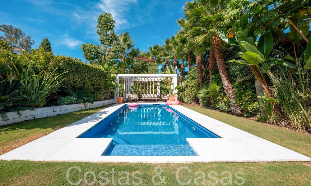 Detached Mediterranean villa for sale within walking distance of amenities overlooking the golf valley and mountain scenery in Nueva Andalucia, Marbella 68201