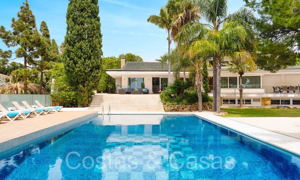 Spacious luxury villa for sale with extensive private garden east of Marbella centre 68885