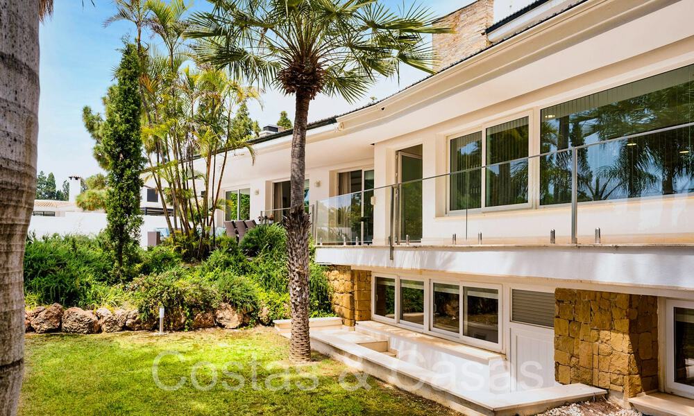 Spacious luxury villa for sale with extensive private garden east of Marbella centre 68887