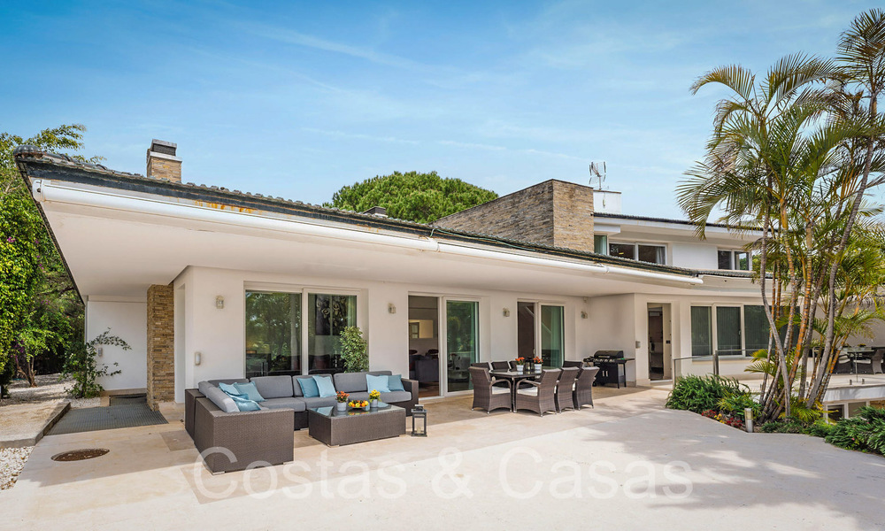 Spacious luxury villa for sale with extensive private garden east of Marbella centre 68889