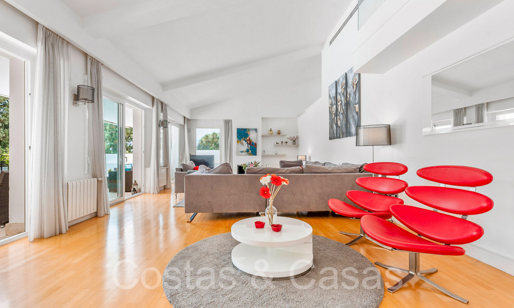 Spacious luxury villa for sale with extensive private garden east of Marbella centre 68913