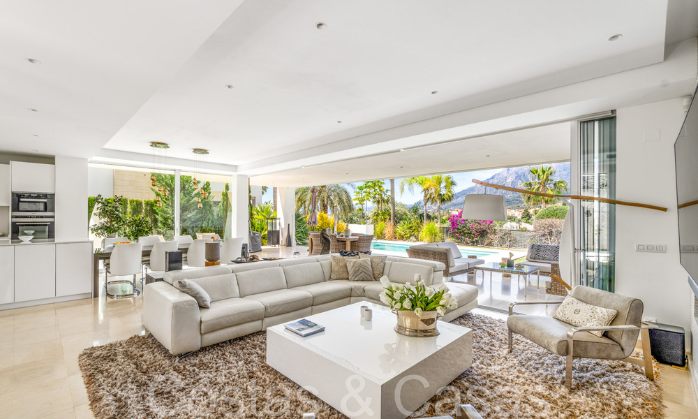 Modernist luxury villa for sale in natural, highly desirable area east of Marbella centre 68171