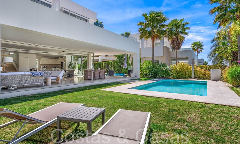 Modernist luxury villa for sale in natural, highly desirable area east of Marbella centre 68178