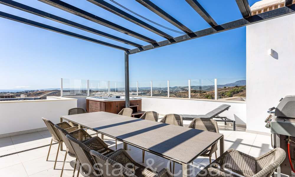 Ready to move in, spacious penthouse with panoramic sea views for sale in the hills of Estepona, close to the centre 67530