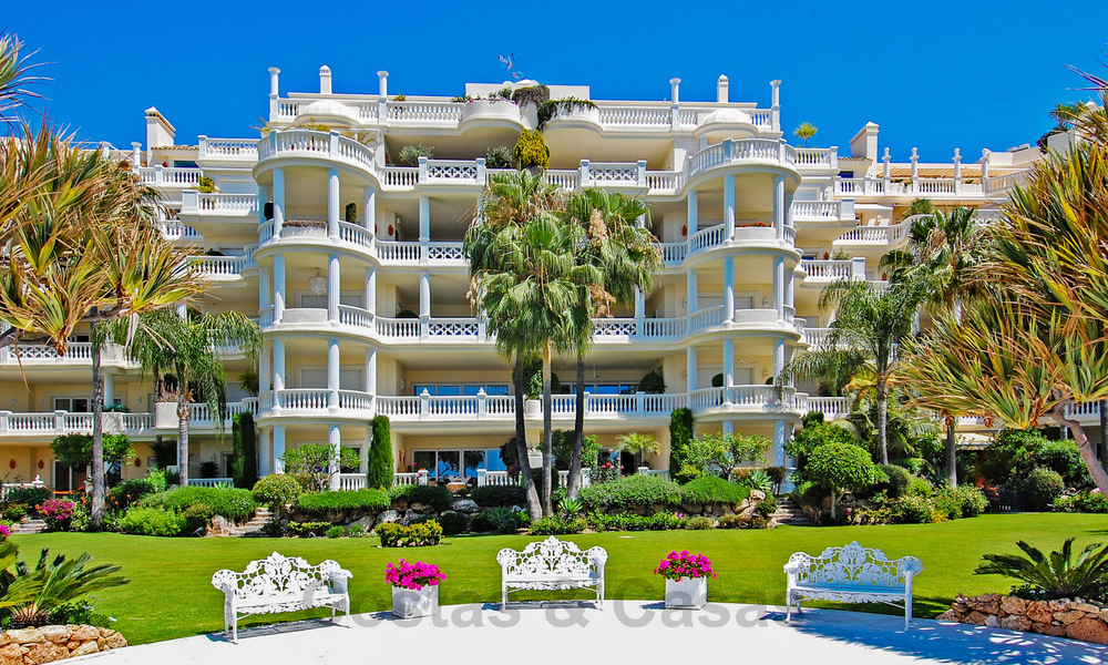 Sophisticated renovated apartment for sale in Las Dunas Park, an exclusive beach resort between Marbella and Estepona 67967