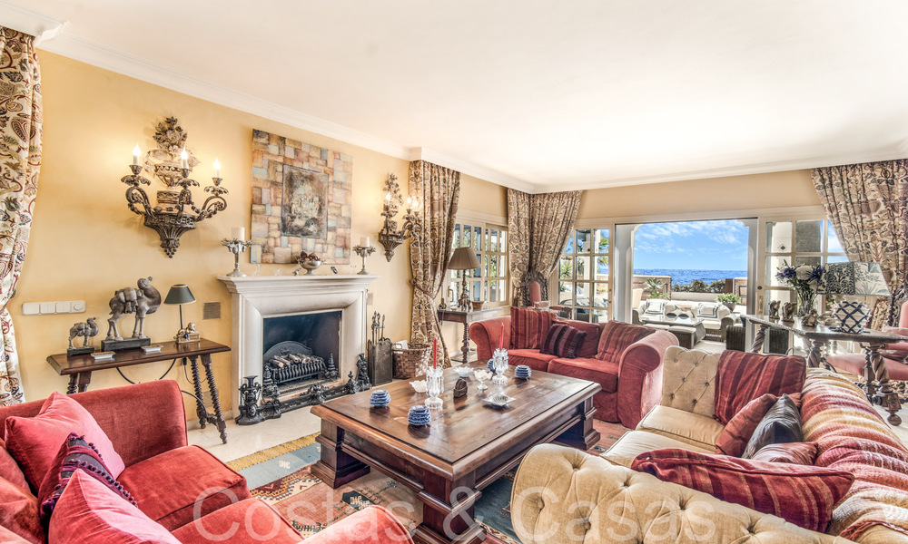 Luxury villa with open sea views for sale, right on the beach on Marbella's prestigious Golden Mile 68324