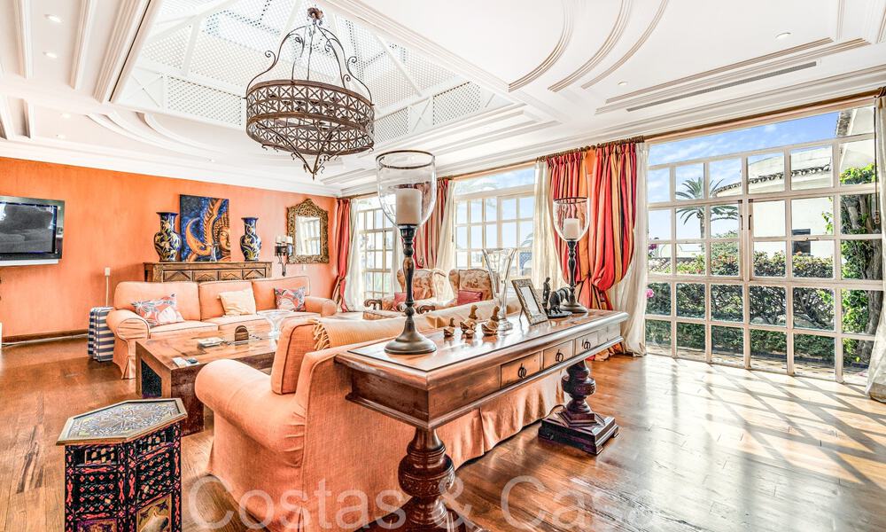 Luxury villa with open sea views for sale, right on the beach on Marbella's prestigious Golden Mile 68335