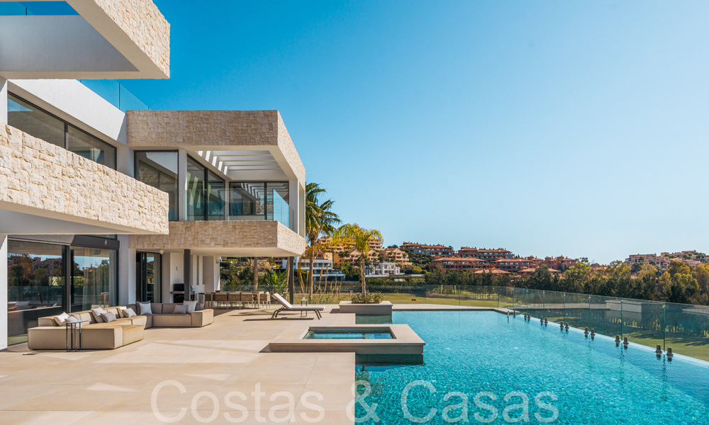 Spacious, modernist luxury villa for sale overlooking the golf course in Benahavis - Marbella 68136