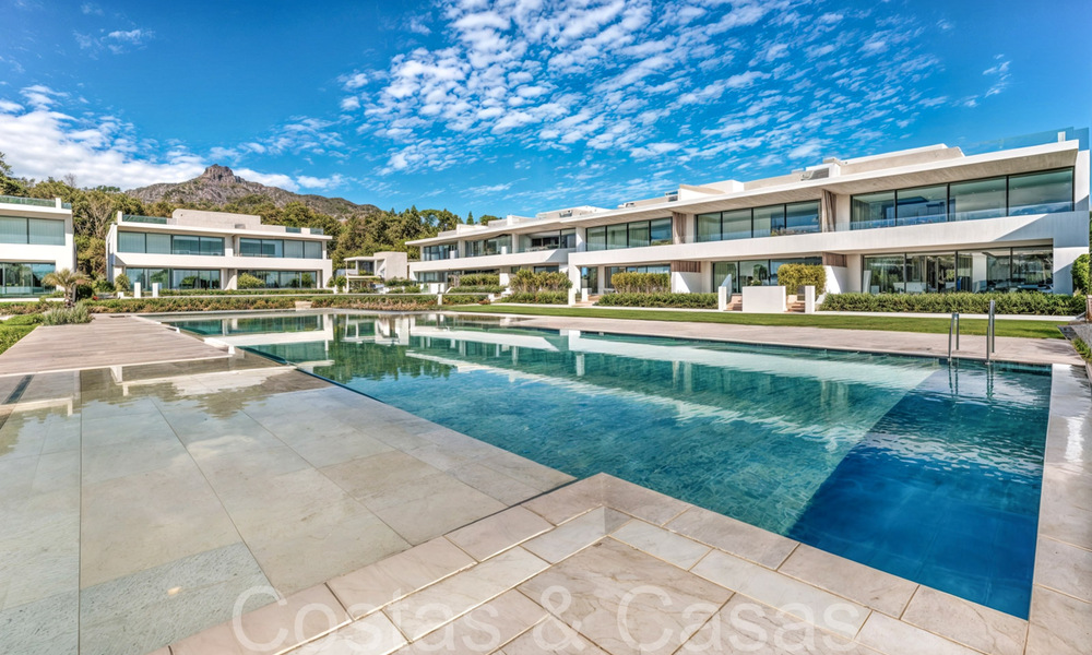 State-of-the-art design home for sale in an innovative complex on Marbella's Golden Mile, a stone's throw from the beach 68999