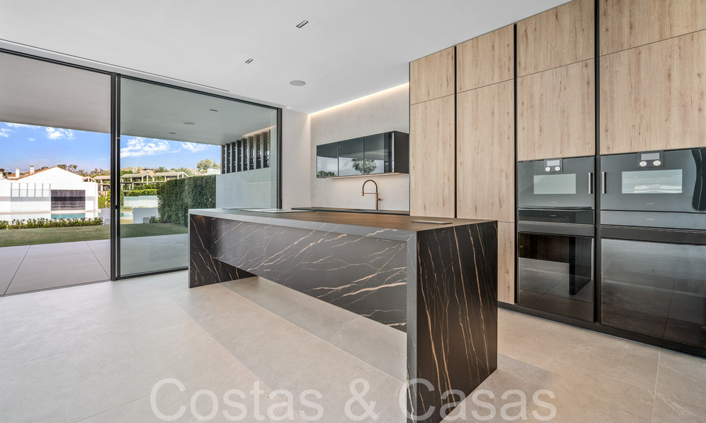 State-of-the-art design home for sale in an innovative complex on Marbella's Golden Mile, a stone's throw from the beach 69001