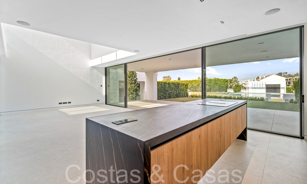 State-of-the-art design home for sale in an innovative complex on Marbella's Golden Mile, a stone's throw from the beach 69002