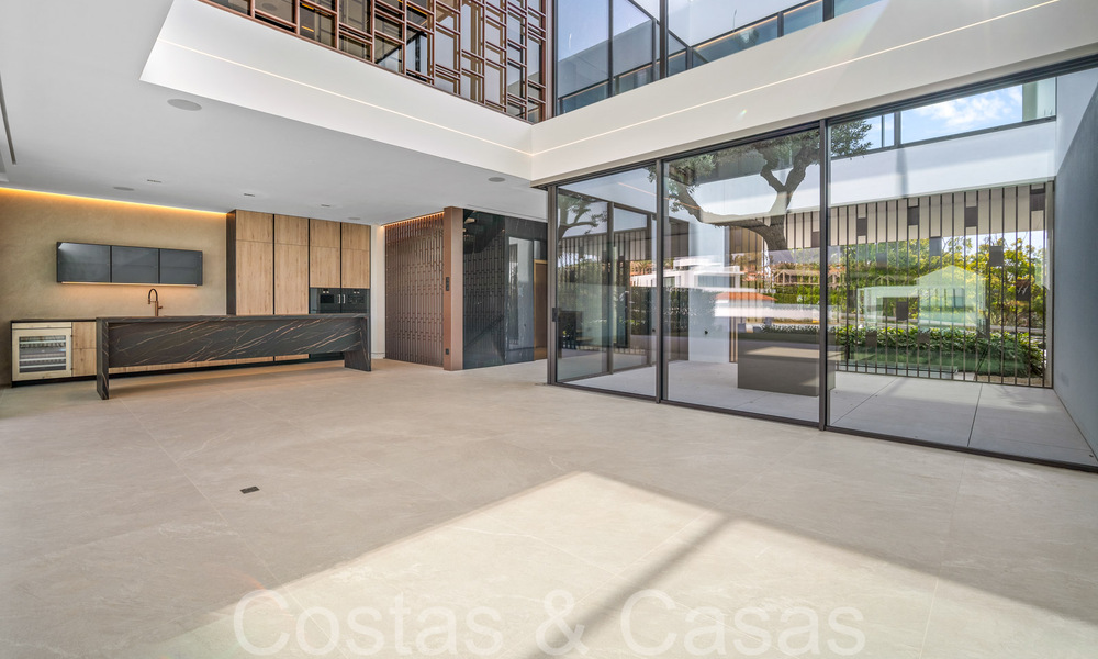 State-of-the-art design home for sale in an innovative complex on Marbella's Golden Mile, a stone's throw from the beach 69003