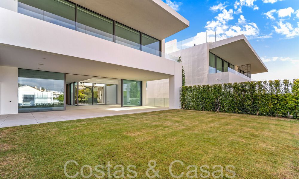 State-of-the-art design home for sale in an innovative complex on Marbella's Golden Mile, a stone's throw from the beach 69006