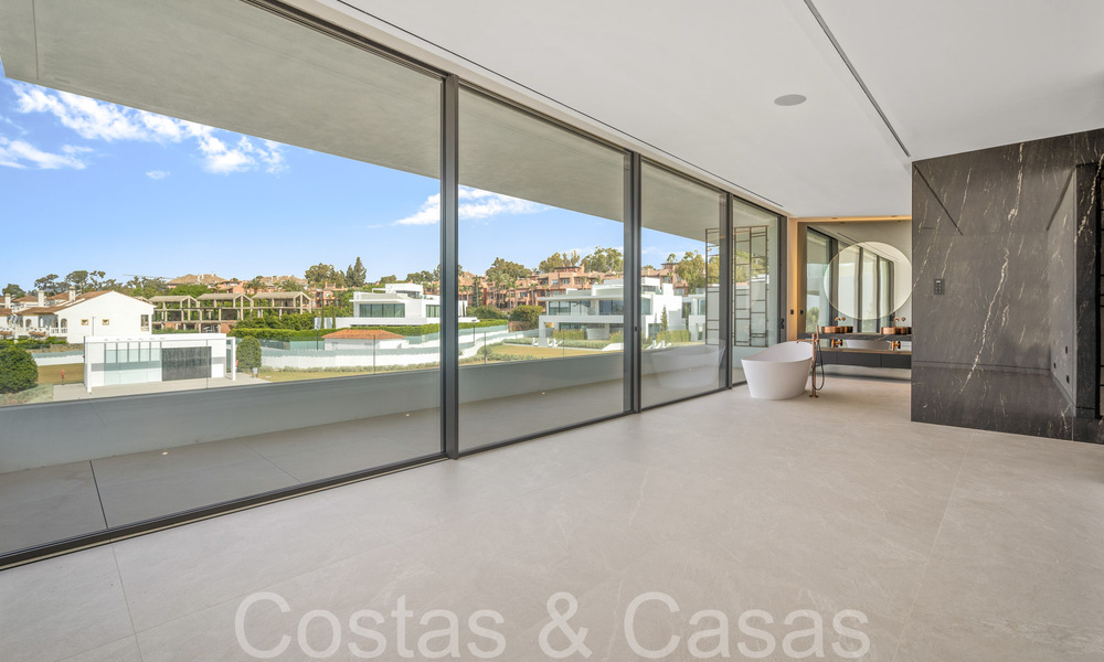 State-of-the-art design home for sale in an innovative complex on Marbella's Golden Mile, a stone's throw from the beach 69012