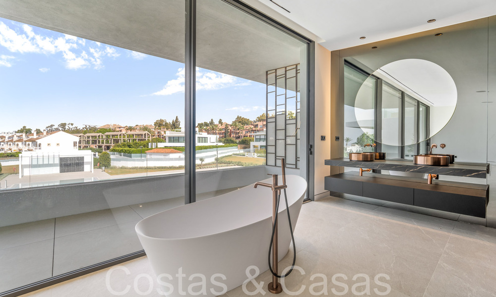 State-of-the-art design home for sale in an innovative complex on Marbella's Golden Mile, a stone's throw from the beach 69013