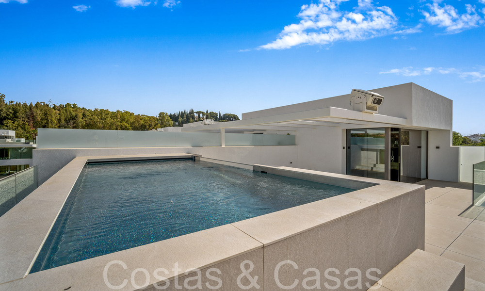 State-of-the-art design home for sale in an innovative complex on Marbella's Golden Mile, a stone's throw from the beach 69027