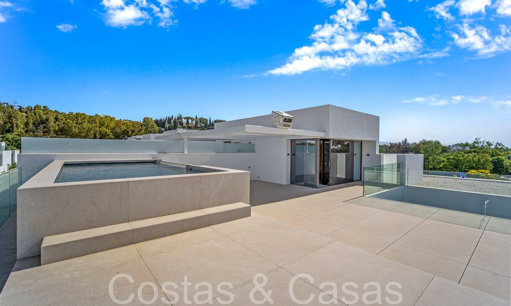 State-of-the-art design home for sale in an innovative complex on Marbella's Golden Mile, a stone's throw from the beach 69029