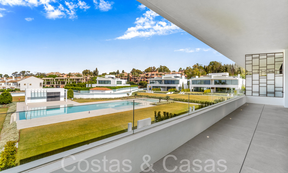 State-of-the-art design home for sale in an innovative complex on Marbella's Golden Mile, a stone's throw from the beach 69031