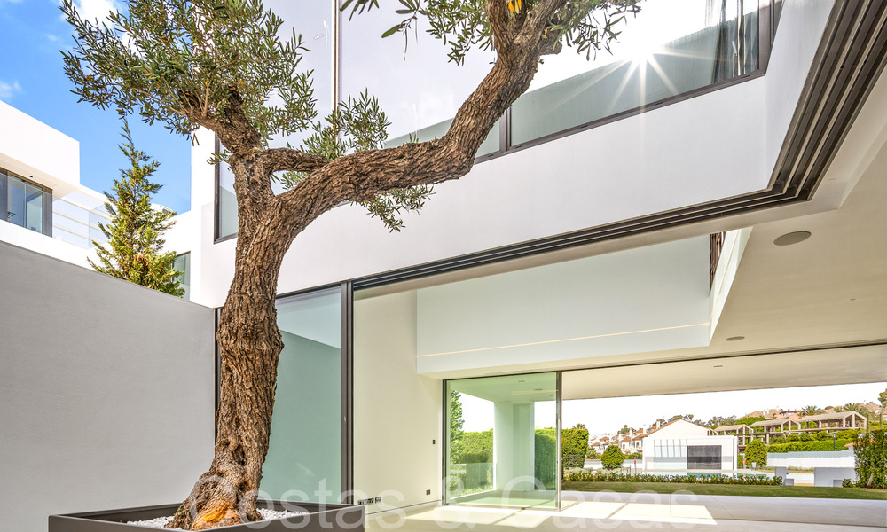 State-of-the-art design home for sale in an innovative complex on Marbella's Golden Mile, a stone's throw from the beach 69032