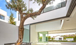 State-of-the-art design home for sale in an innovative complex on Marbella's Golden Mile, a stone's throw from the beach 69032 