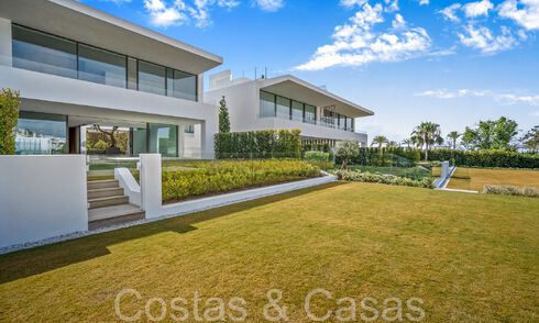 State-of-the-art design home for sale in an innovative complex on Marbella's Golden Mile, a stone's throw from the beach 69035