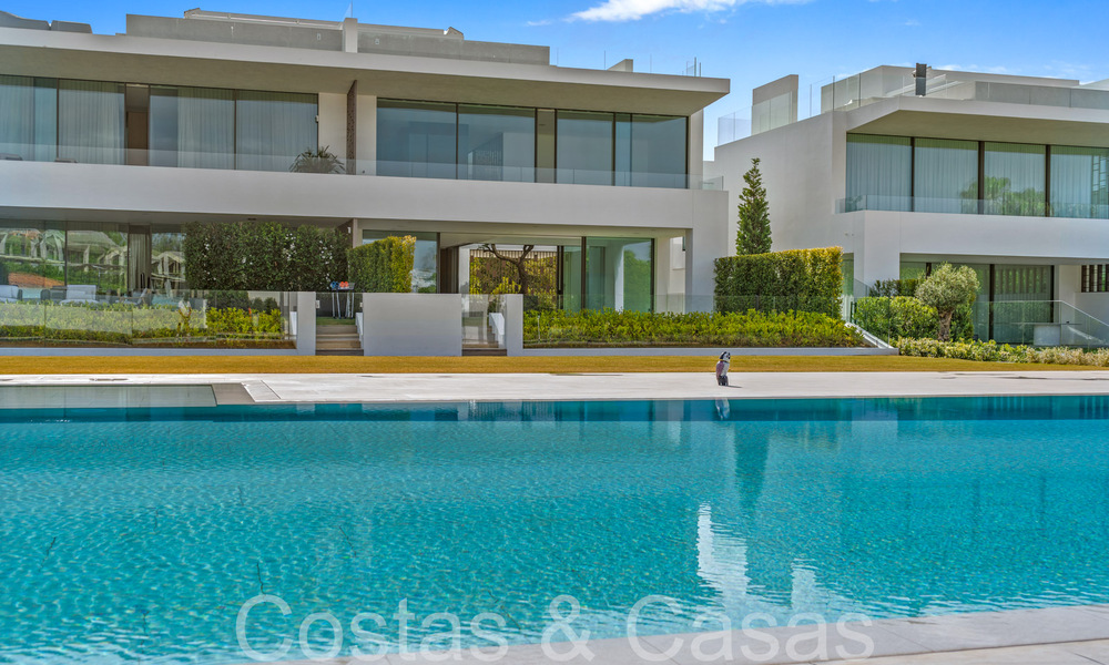 State-of-the-art design home for sale in an innovative complex on Marbella's Golden Mile, a stone's throw from the beach 69037