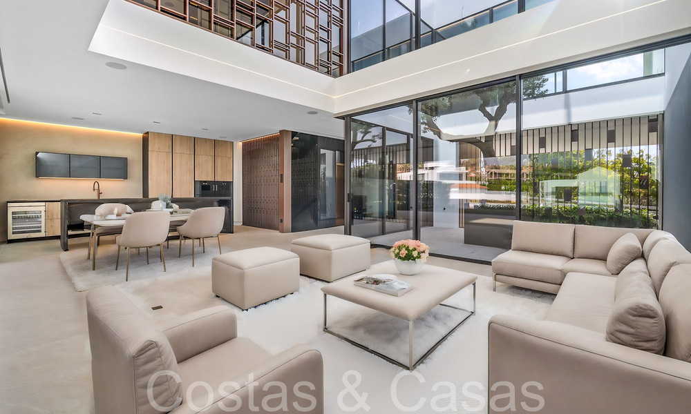 State-of-the-art design home for sale in an innovative complex on Marbella's Golden Mile, a stone's throw from the beach 69040