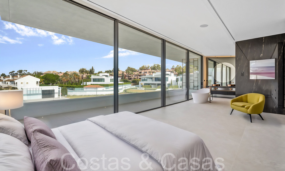 State-of-the-art design home for sale in an innovative complex on Marbella's Golden Mile, a stone's throw from the beach 69042