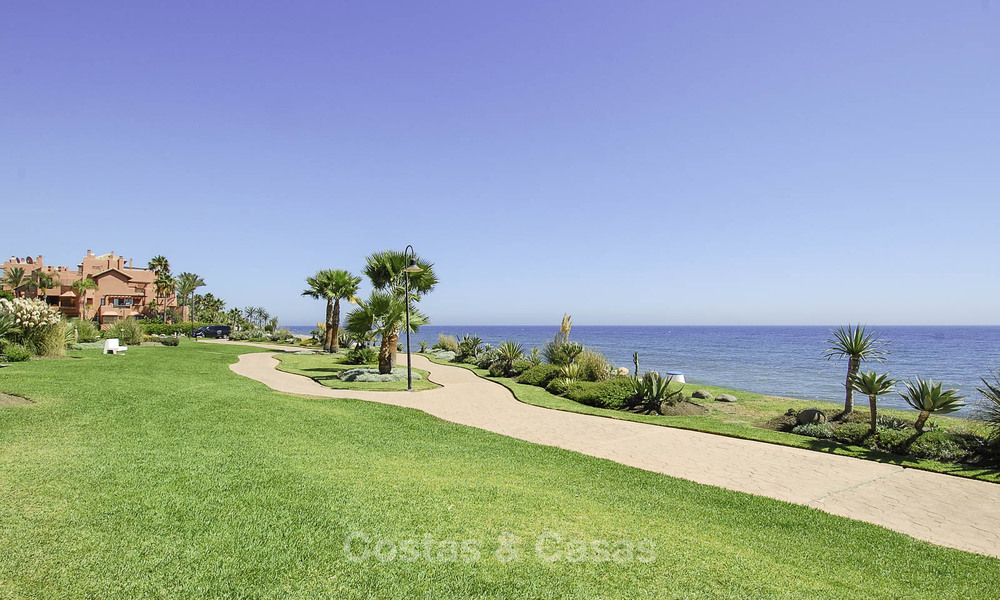 Superior garden apartment in a prime beachfront complex on the New Golden Mile between Marbella and Estepona 69399