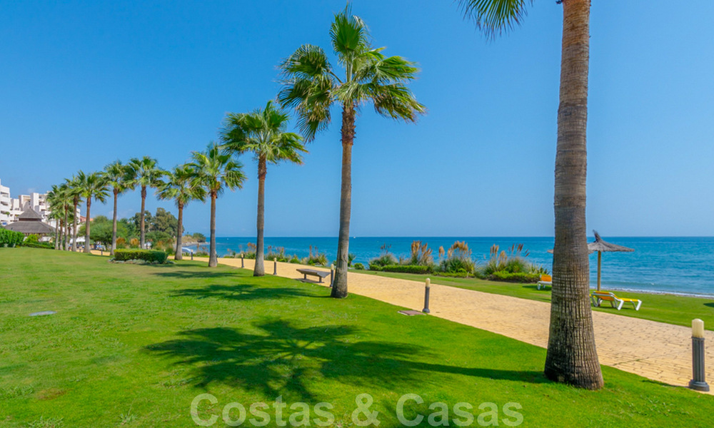 Penthouse for sale in a first line beach complex on the New Golden Mile between Marbella and Estepona 69351