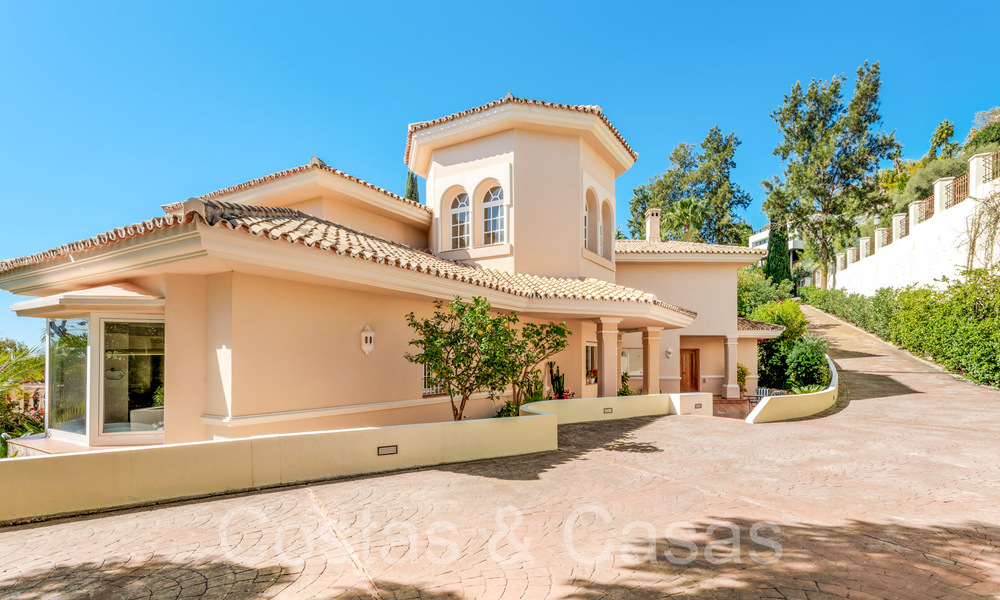 Luxurious villa with traditional architectural style for sale in a gated community of La Quinta, Benahavis - Marbella 70312