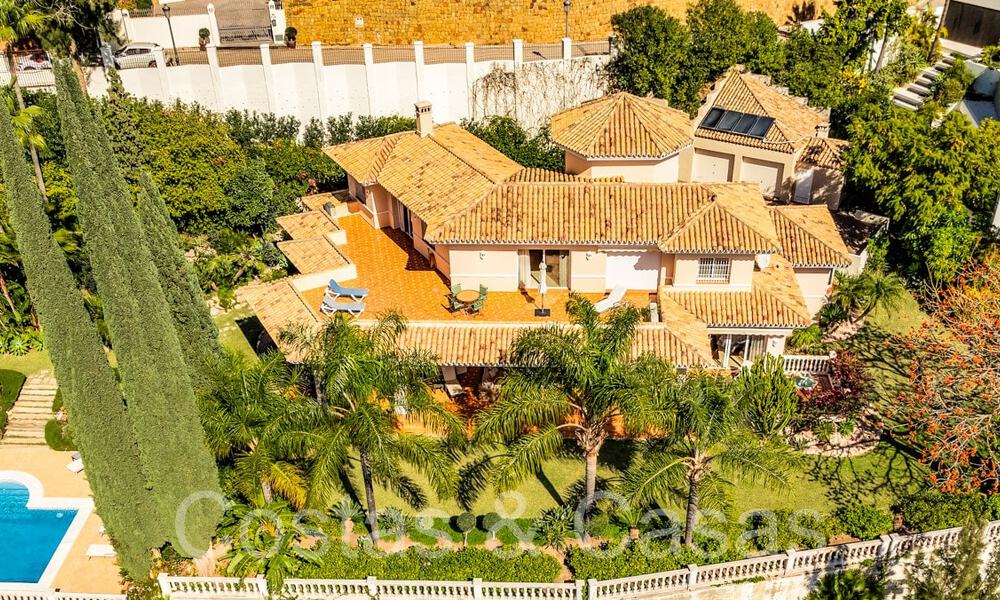 Luxurious villa with traditional architectural style for sale in a gated community of La Quinta, Benahavis - Marbella 70316