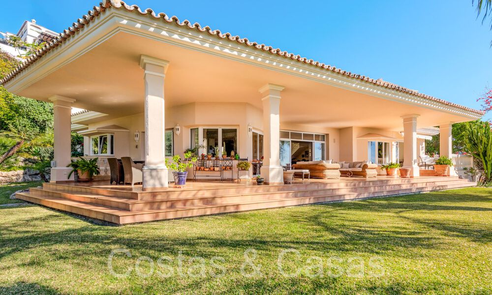 Luxurious villa with traditional architectural style for sale in a gated community of La Quinta, Benahavis - Marbella 70326