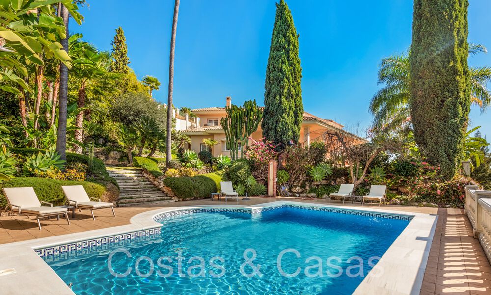 Luxurious villa with traditional architectural style for sale in a gated community of La Quinta, Benahavis - Marbella 70334