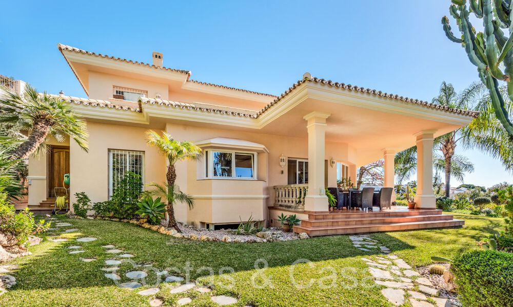 Luxurious villa with traditional architectural style for sale in a gated community of La Quinta, Benahavis - Marbella 70335