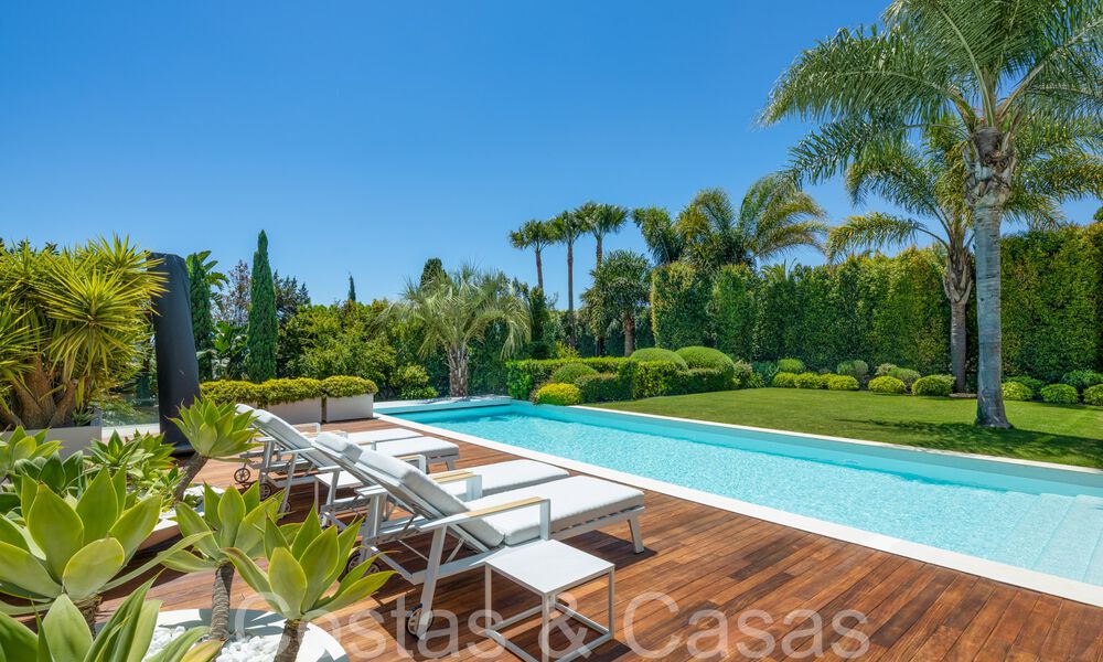 Award-winning designer villa with modern architecture for sale just steps from the beach in East Marbella 70365