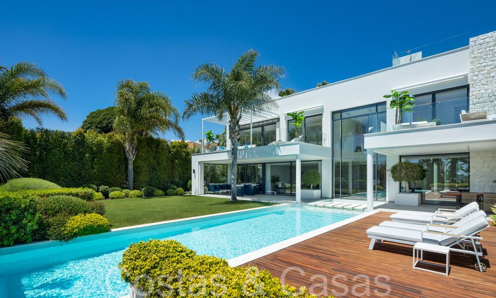 Award-winning designer villa with modern architecture for sale just steps from the beach in East Marbella 70366