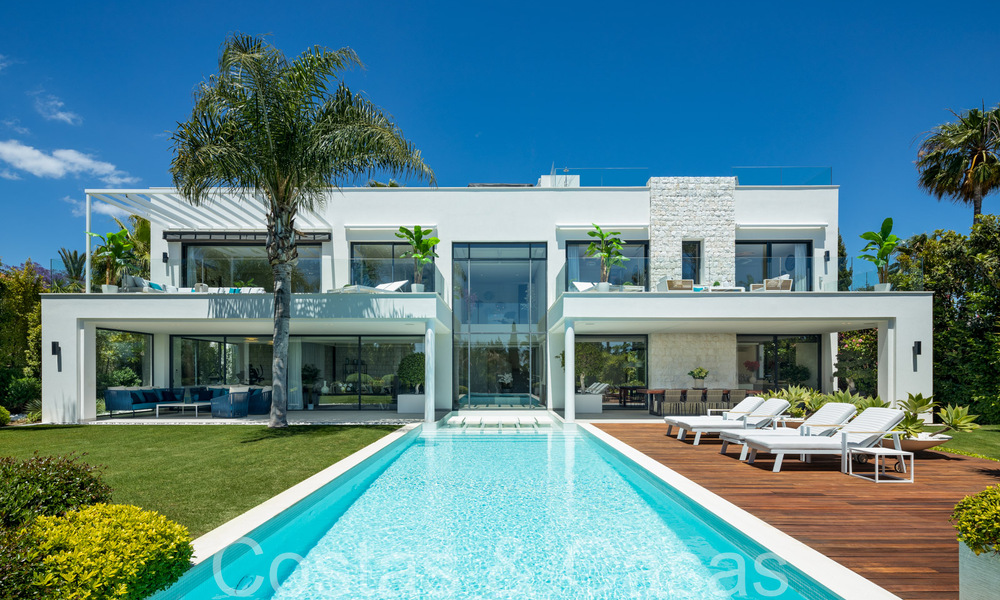 Award-winning designer villa with modern architecture for sale just steps from the beach in East Marbella 70367