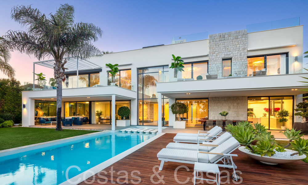 Award-winning designer villa with modern architecture for sale just steps from the beach in East Marbella 70368