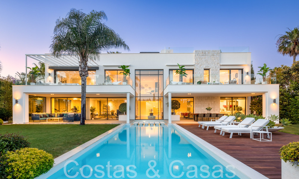 Award-winning designer villa with modern architecture for sale just steps from the beach in East Marbella 70369