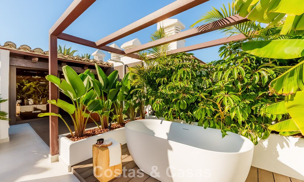 Luxury penthouse for sale in a high-quality beach complex within walking distance of Estepona centre 774289