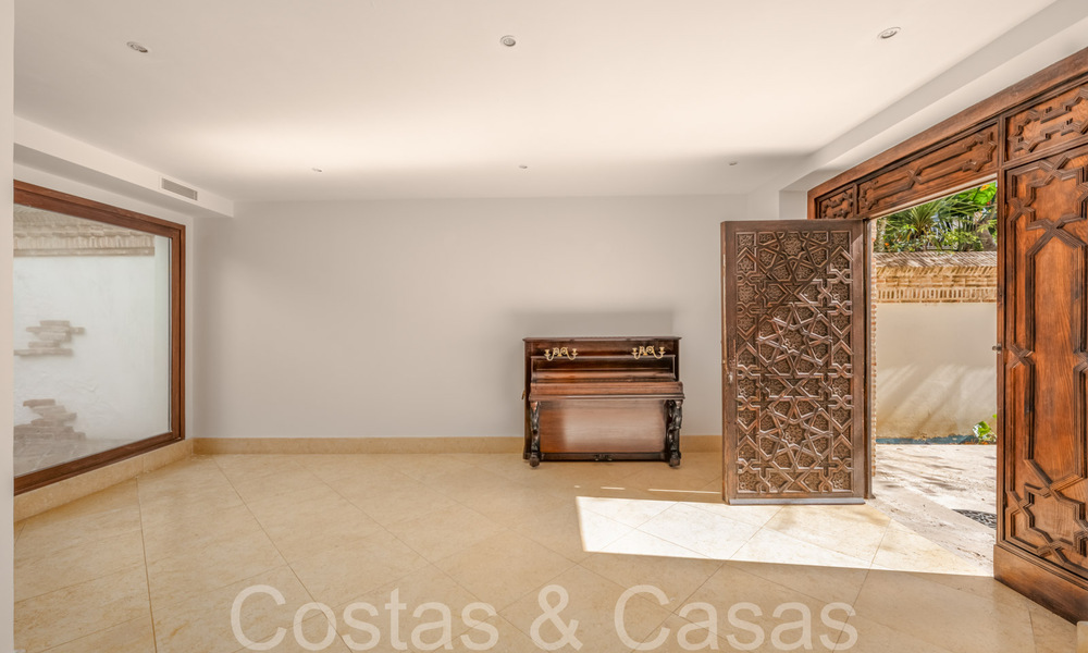 To renovate, Andalusian villa for sale in an exclusive prime location just minutes from Marbella's Golden Mile 70573