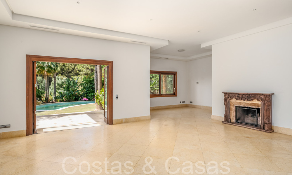 To renovate, Andalusian villa for sale in an exclusive prime location just minutes from Marbella's Golden Mile 70575