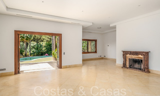 To renovate, Andalusian villa for sale in an exclusive prime location just minutes from Marbella's Golden Mile 70575 