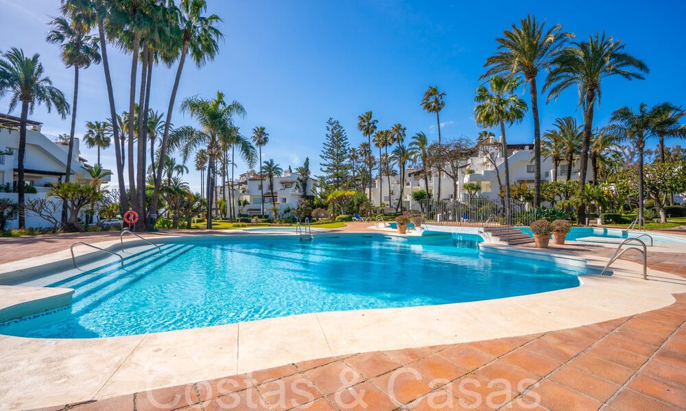 Penthouse for sale in a coveted beach complex on the New Golden Mile between Marbella and Estepona 70710