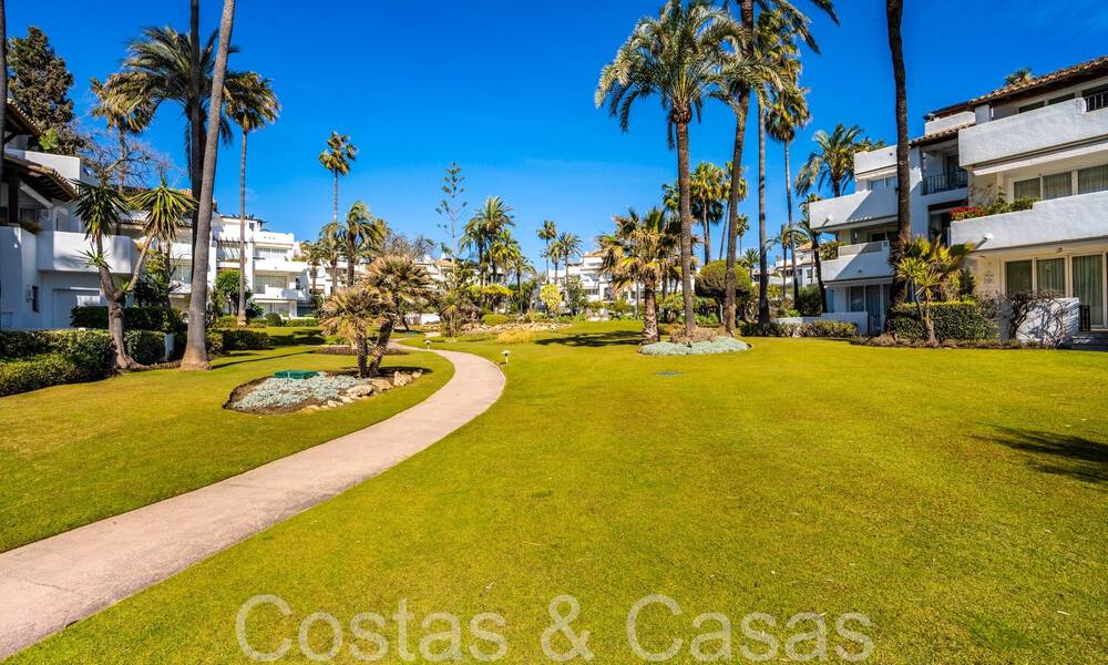 Penthouse for sale in a coveted beach complex on the New Golden Mile between Marbella and Estepona 70718