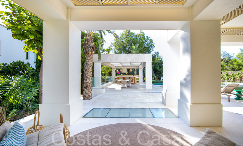 Modern luxury villa for sale in a gated urbanization on Marbella's Golden Mile 70737